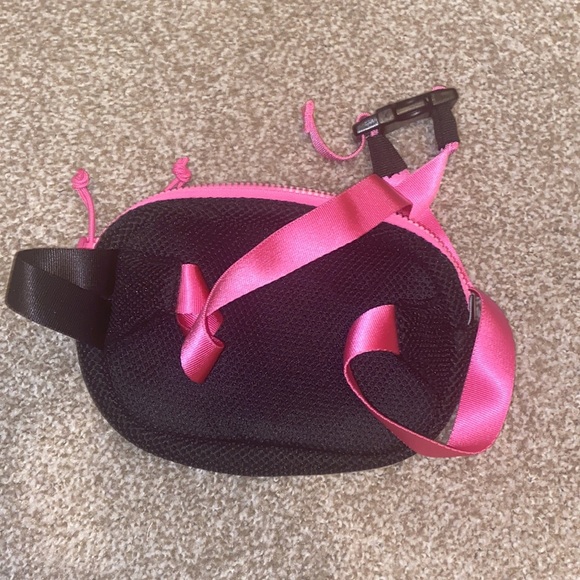Adidas Women’s Adjustable Fanny Pack - Picture 4 of 4